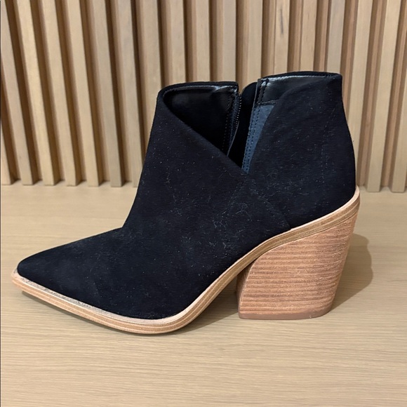 Black Suede Ankle Boots Vince Camuto 7.5
NWOB Grendan - Picture 2 of 8